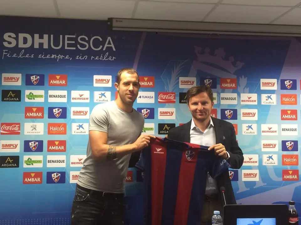 Urko Vera durante su presentaci&oacute;n como nuevo jugador del Huesca a principio de curso | Foto: Cristian Serrano