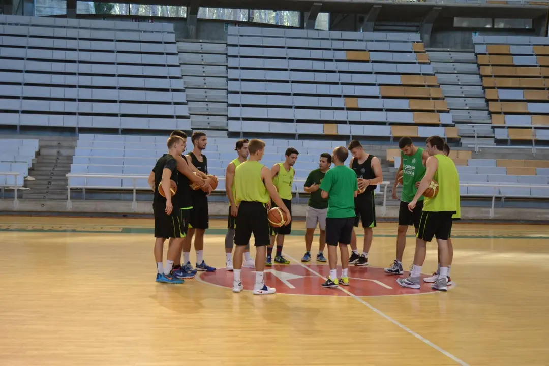 Entrenamiento del nuevo Pe&ntilde;as | Foto: sporthuesca.com