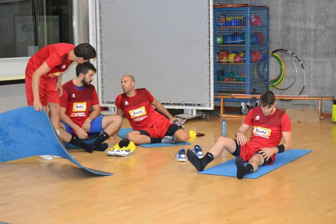 Varios jugadroes del Bada estiran tras el entrenamiento de esta tarde. Foto: sporthuesca.com