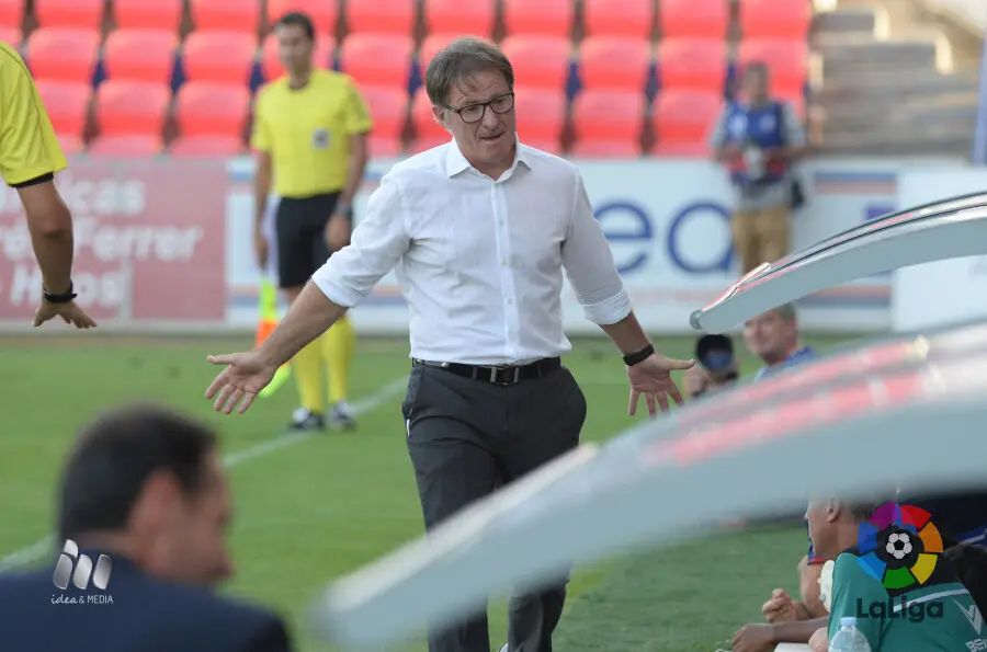 Anquela, t&eacute;cnico de la SD Huesca | Foto: LFP