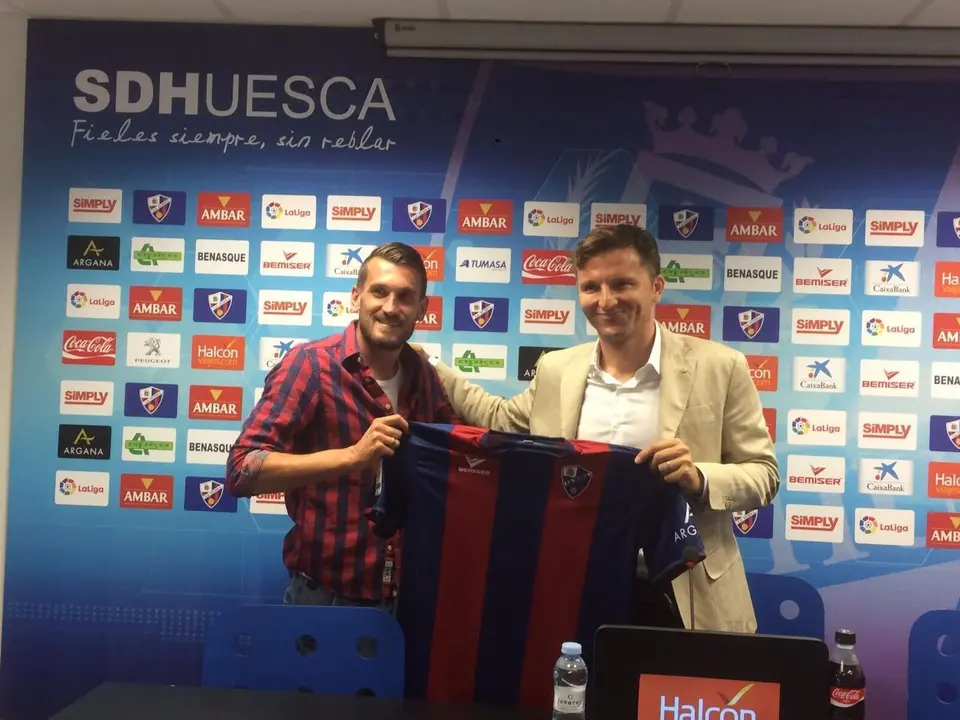 Rajko, posando con Lalo en la sala de prensa de El Alcoraz | Foto: Cristian Serrano