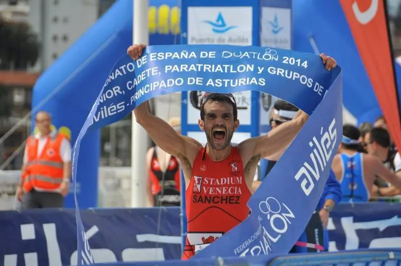 Jes&uacute;s S&aacute;nchez proclam&aacute;ndose campe&oacute;n de Espa&ntilde;a de duatl&oacute;n 2014 en Avil&eacute;s | Foto: elperiodicodearag&oacute;n.com