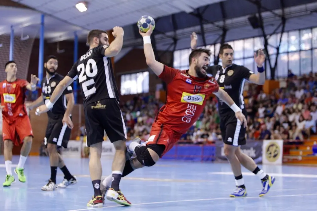 Carr&oacute; gana la posici&oacute;n ante a Adri&aacute;n Nolasco, de espaldas. Foto: Diego Ayll&oacute;n