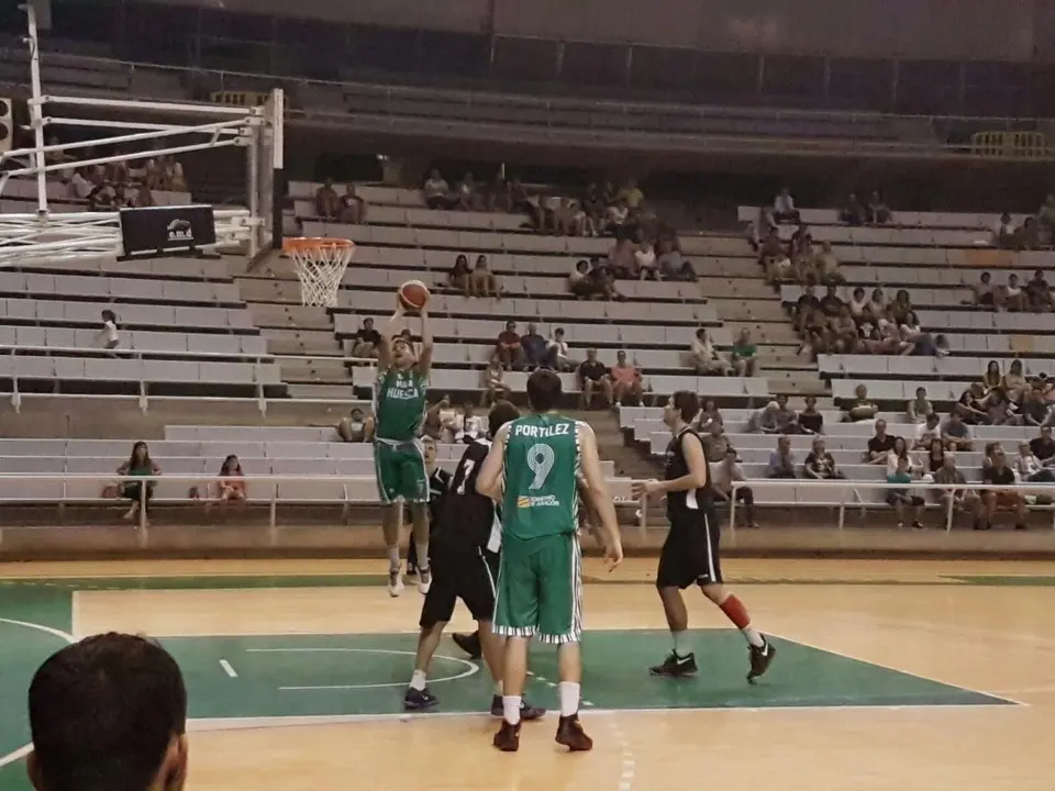 Una de las jugadas del amistoso de esta tarde noche ante el Lleida. Foto: sporthuesca.com