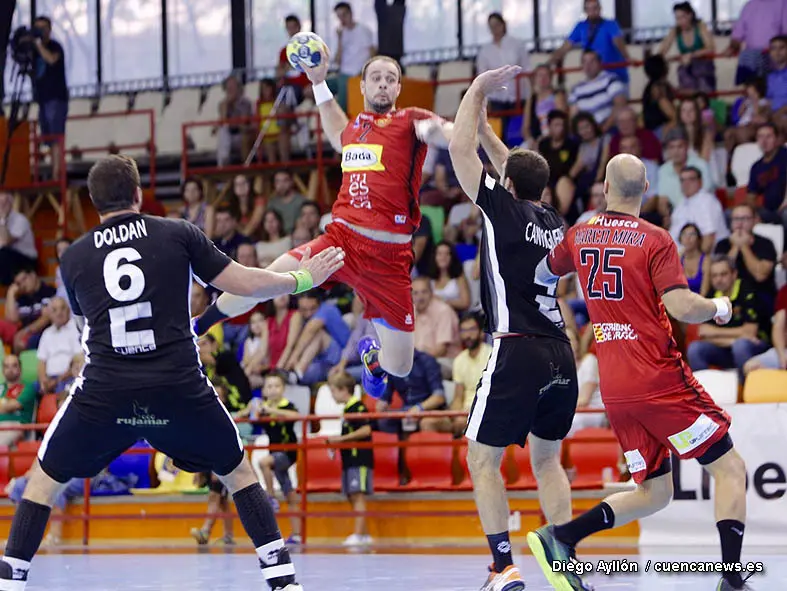 Teixeira lanza en un partido contra Cuenca, equipo en el que ha jugado esta temporada | Foto: Diego Ayll&oacute;n - cuencanews