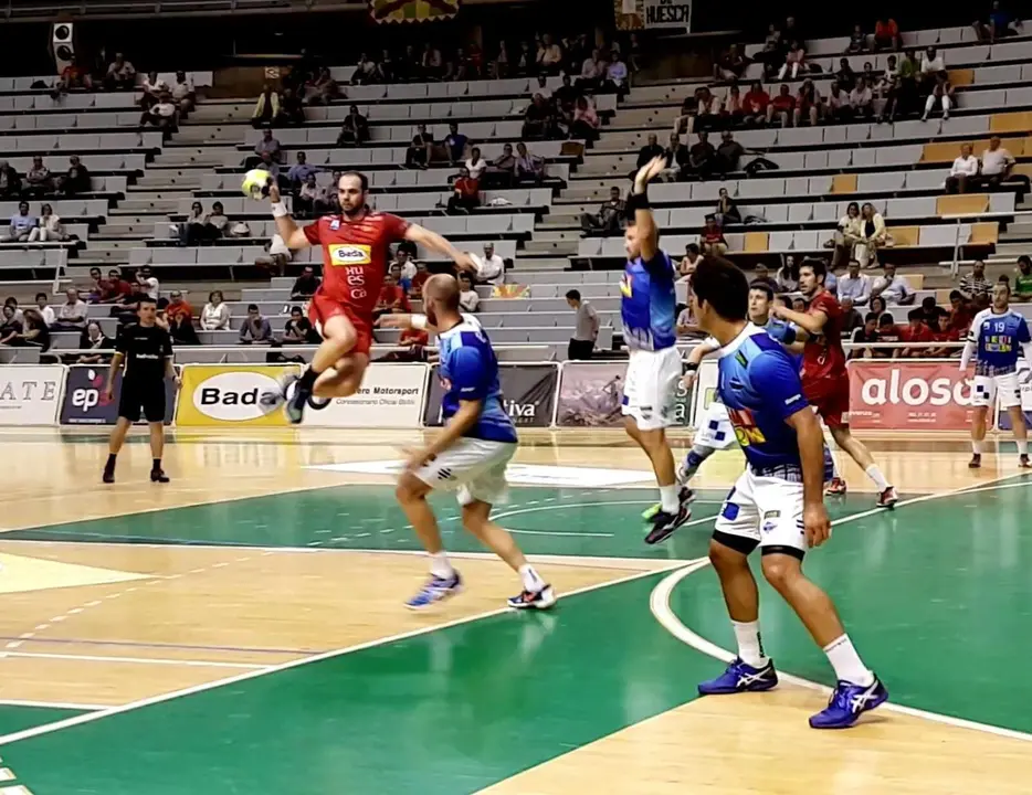 Teixeira busca a un compa&ntilde;aero en el partido contra el Benidorm de la primera vuelta. Foto: sporthuesca.com