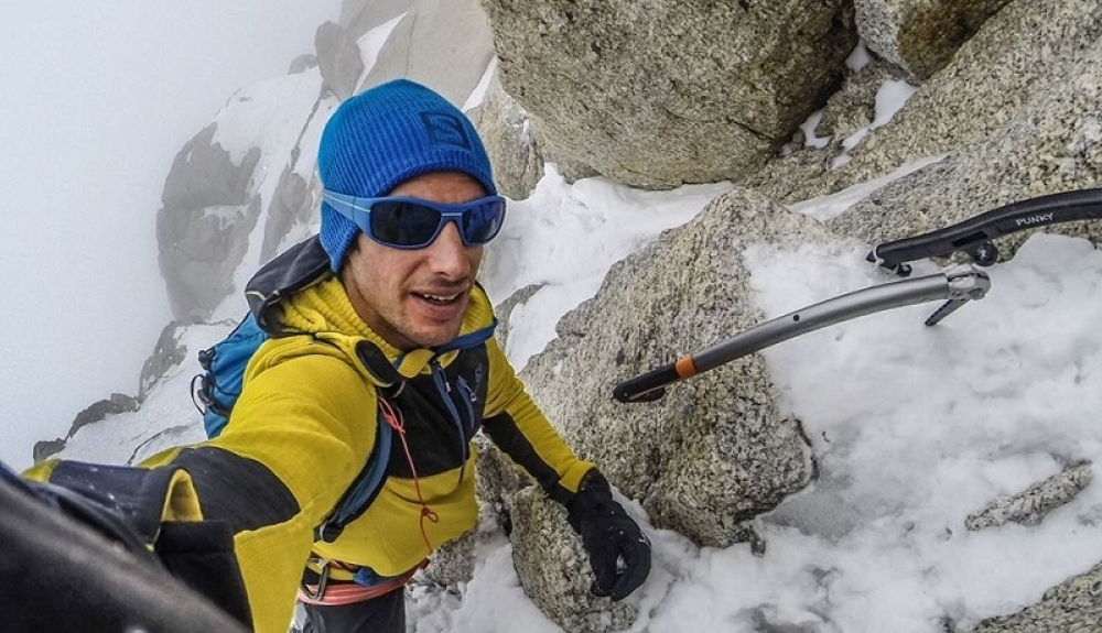 Kilian Jornet se hace un selfi en mitad de una ascensi&oacute;n | Foto: runners.es