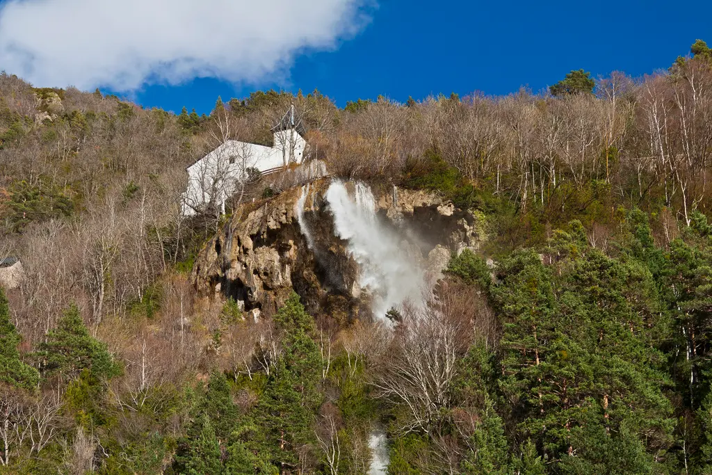 Ermita y cascada de Santa Elena en Biescas | Foto: Luis Sanz