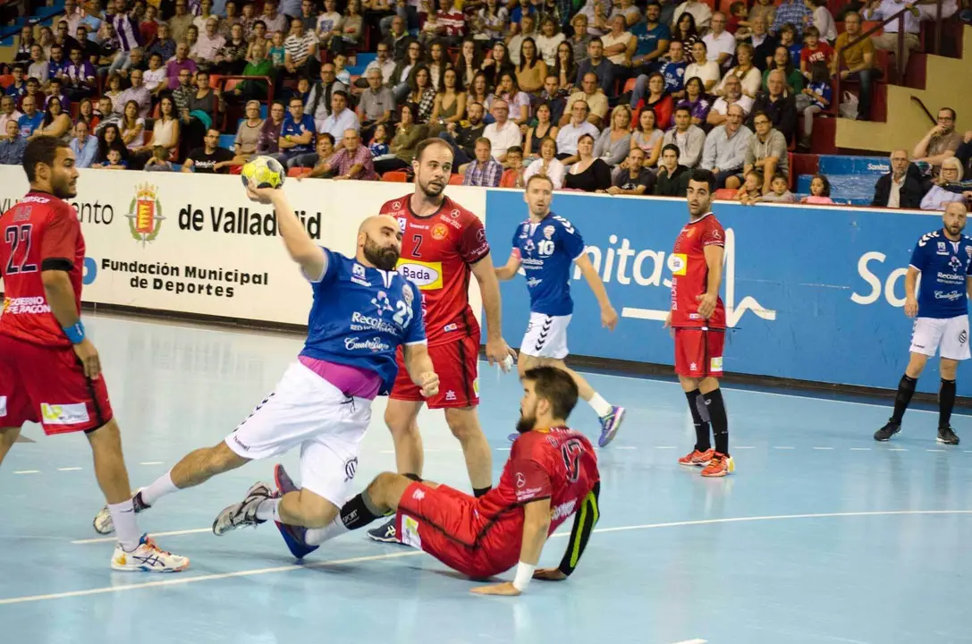 El vallisoletano Lorasque se dispone a lanzar tras arrollar a Carr&oacute;. Imagen durante el partido | Foto: Atl&eacute;tico Valladolid