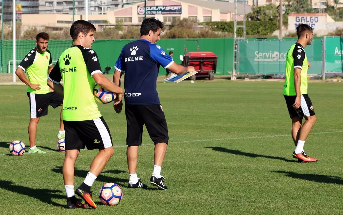 Alberto Toril dirige la sesi&oacute;n del Elche preparando el partido en Huesca | Foto: Elche CF