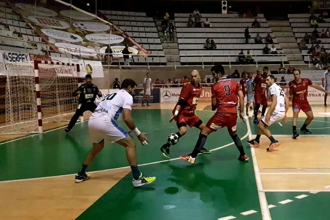 Arguillas, que acab&oacute; el partido con un 41% de paradas, atento a una jugada de ataque de Cangas. Foto: sporthuesca.com 