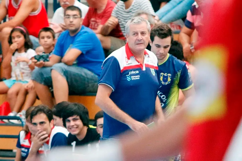 V&iacute;ctor Garc&iacute;a Pillo, entrenador del BM Cangas | Foto: atlantico.net