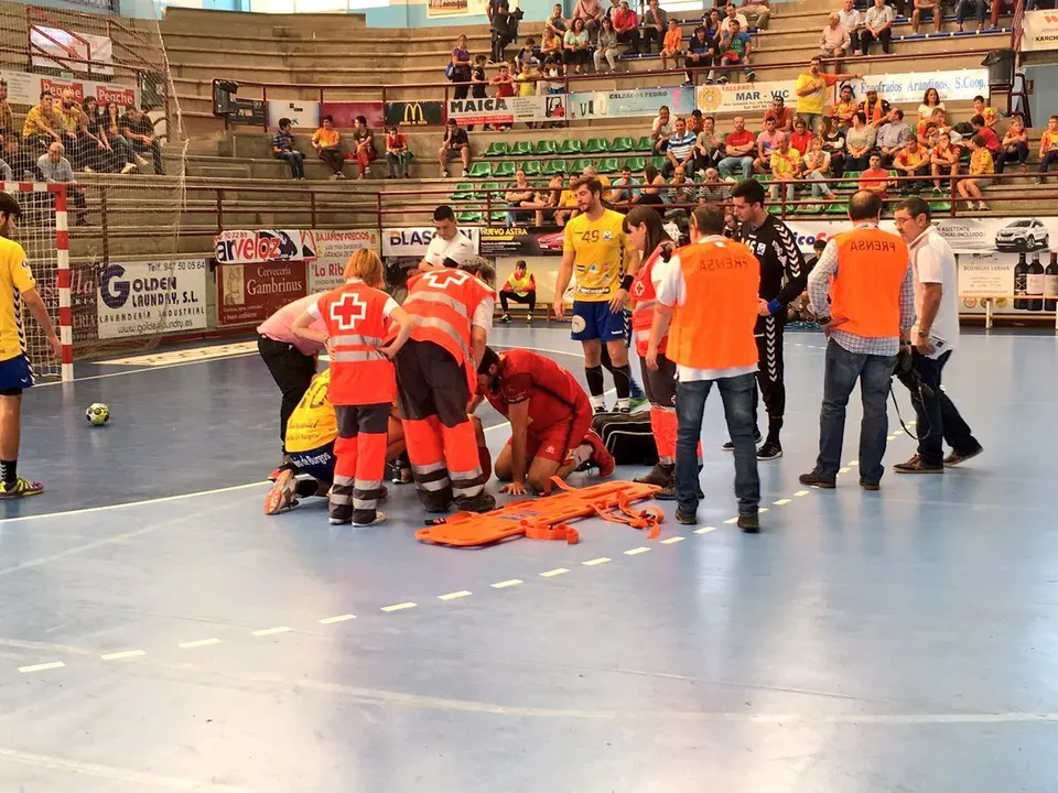 Dij&agrave; es atendido por los servicios m&eacute;dicos sobre la pista nada m&aacute;s producirse la lesi&oacute;n. Foto: @BMVillaAranda 