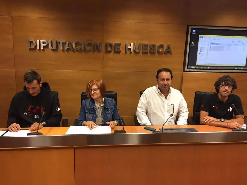 Entre la diputada Maribel de Pablo y Mariano Altemir, alcalde de Alqu&eacute;zar, los responsables de la carrera Santi Santamar&iacute;a y Pau Jord&aacute; en una presentaci&oacute;n anterior de la prueba.  