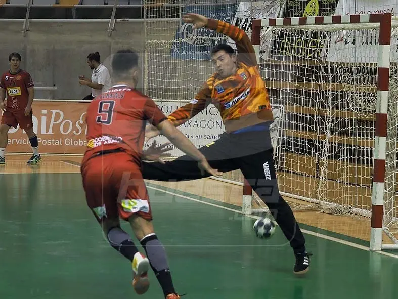 Camas resolviendo desde el extremo ante el meta de Bidasoa en el partido de la primera vuelta | Foto: C.Pascual