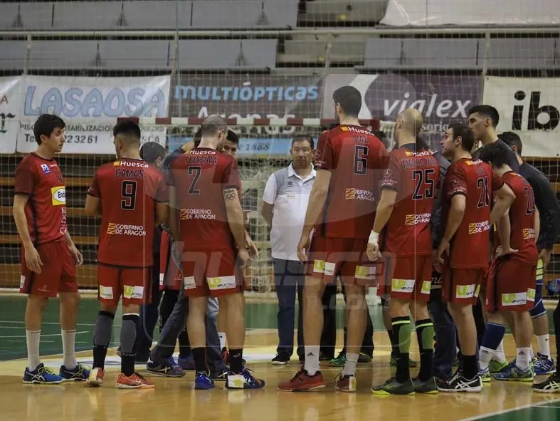 El Bada durante un tiempo muerto en el partido contra Bidasoa. Foto: Miguel Pinedo