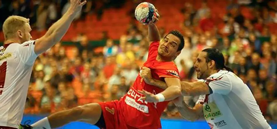 Todorovic, en un partido de Champion contra Naturhouse intenta ser frenado por Garabaya. Foto: Web BM Huesca
