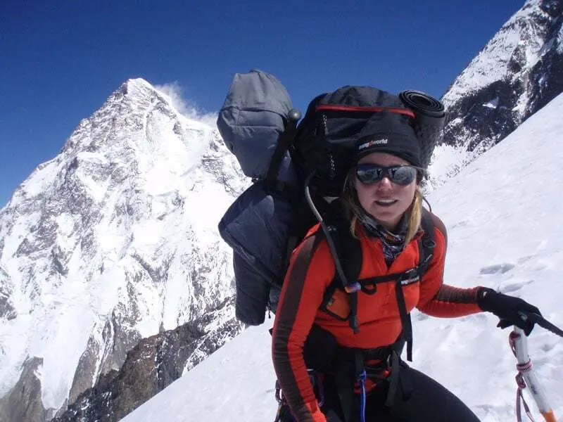 Ascendiendo al campo 3 en el ataque a cima, detr&aacute;s el K2 | Foto: Marta Alejandre