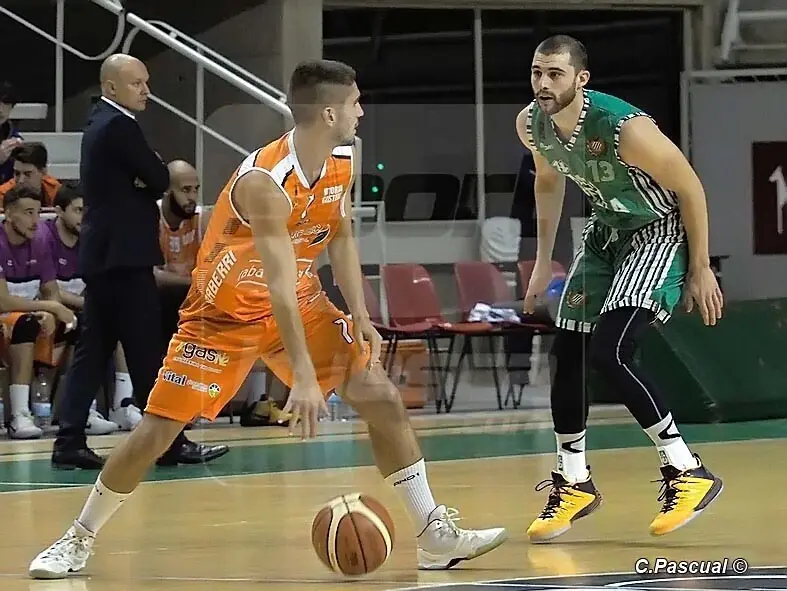 Carlino, con la camiseta verde pe&ntilde;ista, pone rumbo a Italia | Foto: C.Pascual