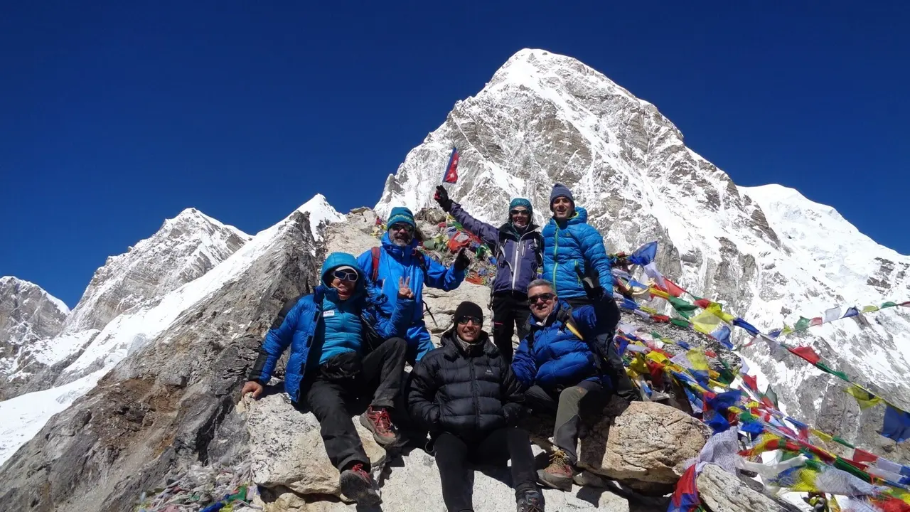 En la cima del Kalapattar (5445 m. de altura, con el Pumo Ri al fondo 7145 m.)