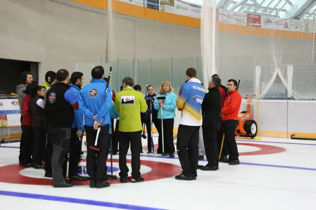 Jornada de promoci&oacute;n del curling en Jaca. | Foto: Miguel Ram&oacute;n Henares