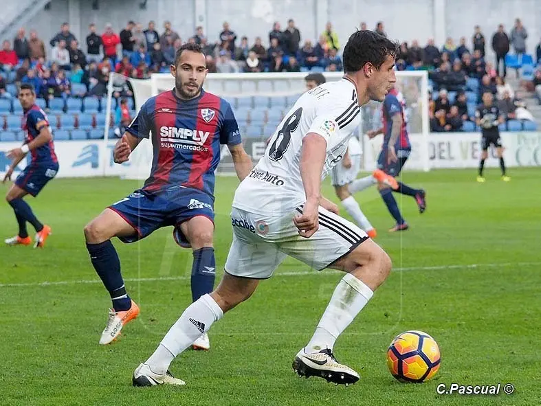 Christian Fern&aacute;ndez, ex azulgrana, controlando el bal&oacute;n frente a Ferreiro en la temporada pasada en El Alcoraz | Foto: C.Pascual