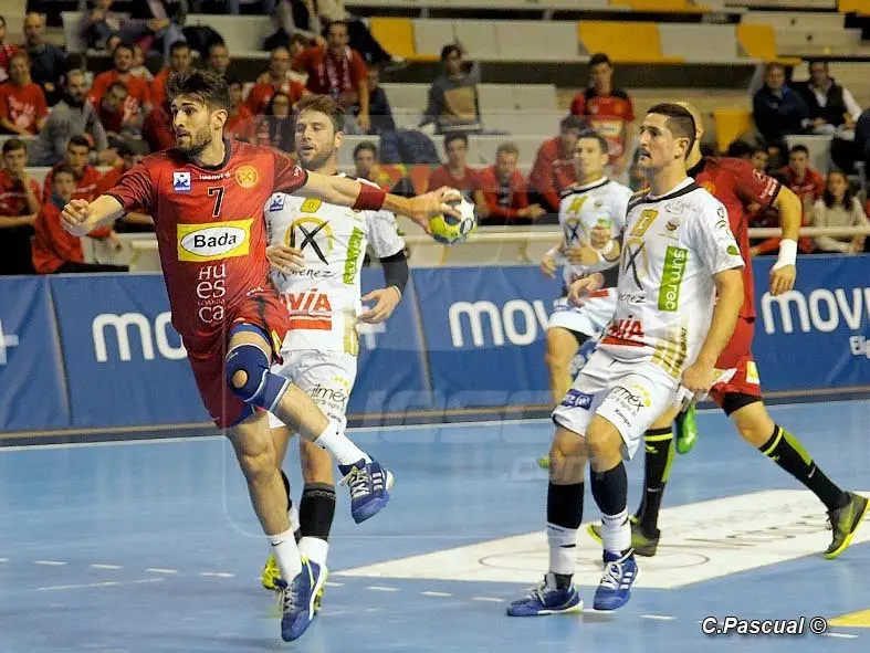 Imagen durante el encuentro de la primera vuelta liguera entre ambos conjuntos | Foto: C.Pascual