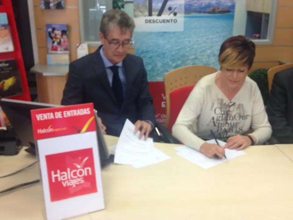 Pachi Gin&eacute; y Mariv&iacute; Lacasa firman el convenio de colaboraci&oacute;n. Foto: Bm Huesca
