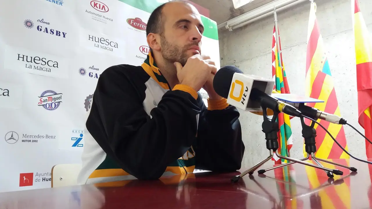 Sergio Jim&eacute;nez, en la imagen, minutos antes de empezar la rueda de prensa. Foto: sporthuesca.com