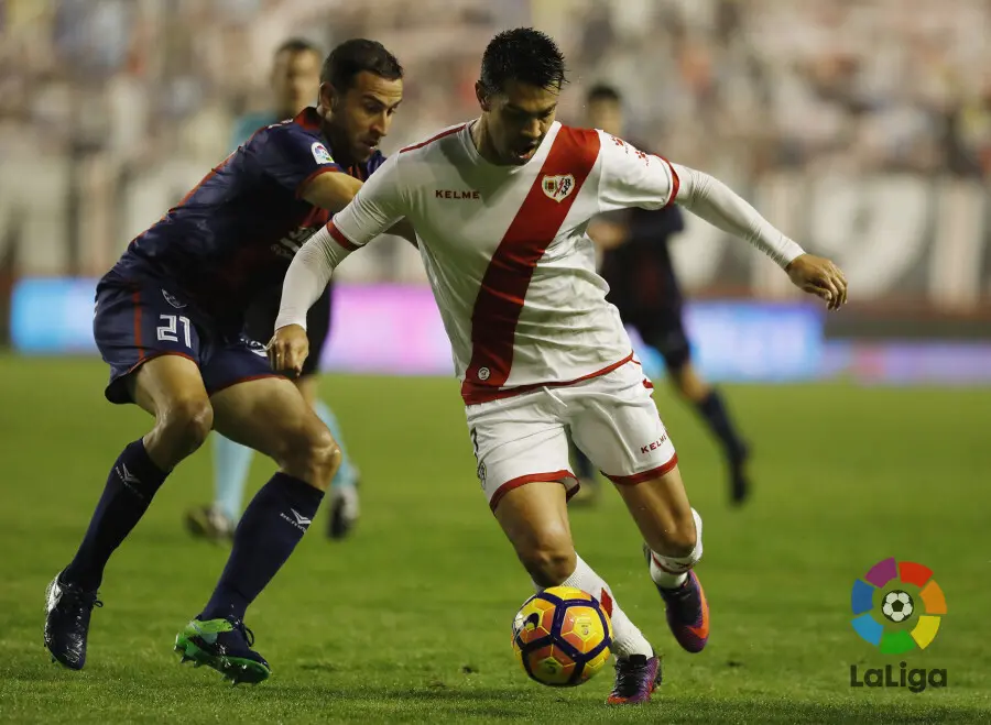 &Iacute;&ntilde;igo L&oacute;pez salt&oacute; al terreno de juego en sustituci&oacute;n del lesionado Valent&iacute;n | Foto: La Liga