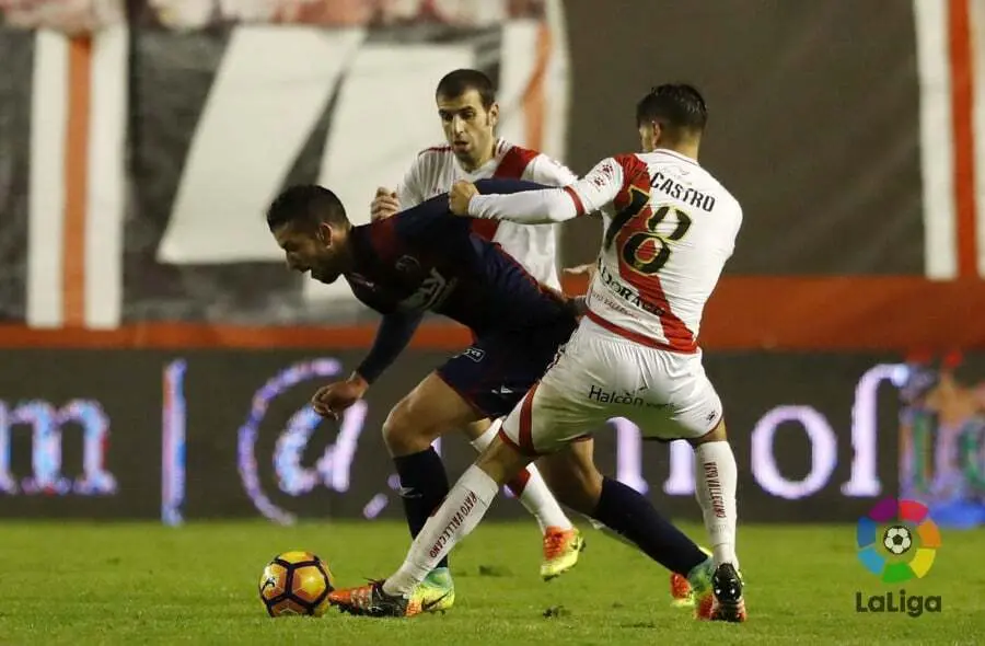 Trashorras y Ze Castro intentar parar a un Borja L&aacute;zaro que cuaj&oacute; su mejor actuaci&oacute;n | Foto: La Liga
