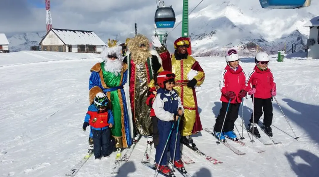 Una anterior visita de los Reyes Magos, en este caso a Panticosa de la estaci&oacute;n Aram&oacute;n Formigal-Panticosa. Foto: Aram&oacute;n