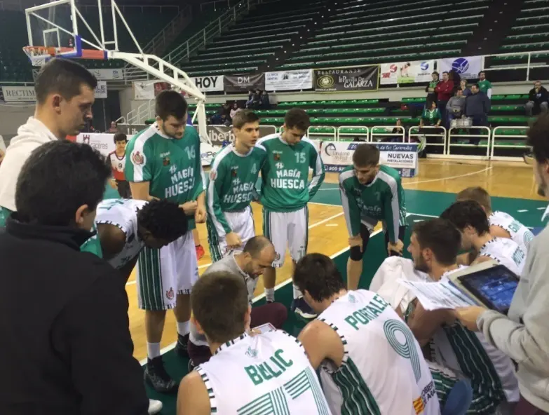 Sergio Jim&eacute;nez da instrucciones a los suyos en un tiempo muerto