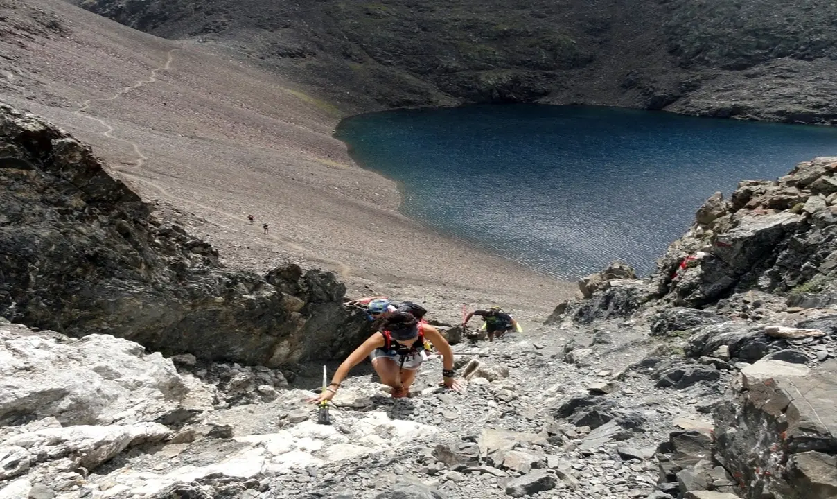 Una corredora durante uno de los duros tramos del Trail Valle de Tena de la pasada edici&oacute;n. Al fondo, el ib&oacute;n de Tebarray.