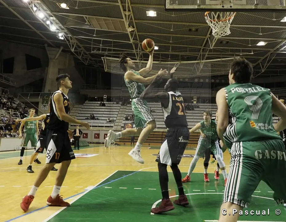 Mikel Motos entra con fuerza ante la oposici&oacute;n de Mbaye / Foto: C.Pascual