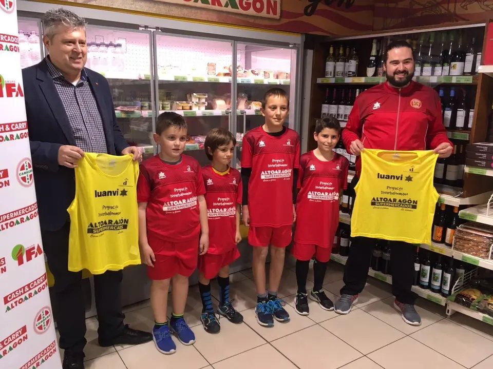 Supermercados Altoarag&oacute;n luce ya en las camisetas de los jugadores de Diverbalonmano. Foto: BM Huesca