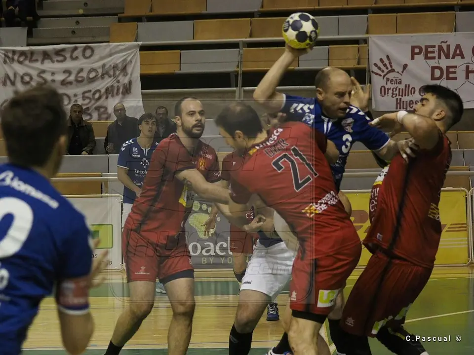 Oier frena a Diego Camino en un partido en el Palacio. Foto: C. Pascual