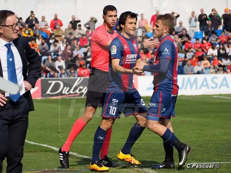 Juanjo Camacho salta al terreno de juego en sustituci&oacute;n de Samu S&aacute;iz | Foto: C.Pascual