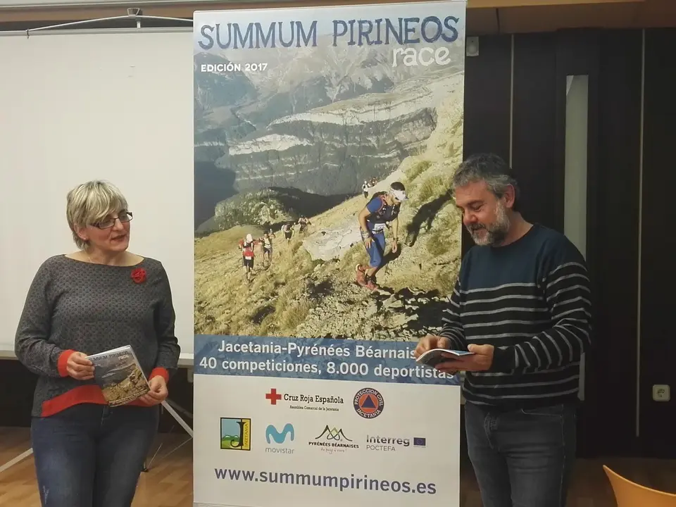 Montse Cast&aacute;n y V&iacute;ctor L&oacute;pez, en la presentaci&oacute;n de la gu&iacute;a. Foto: Comarca de la Jacetania