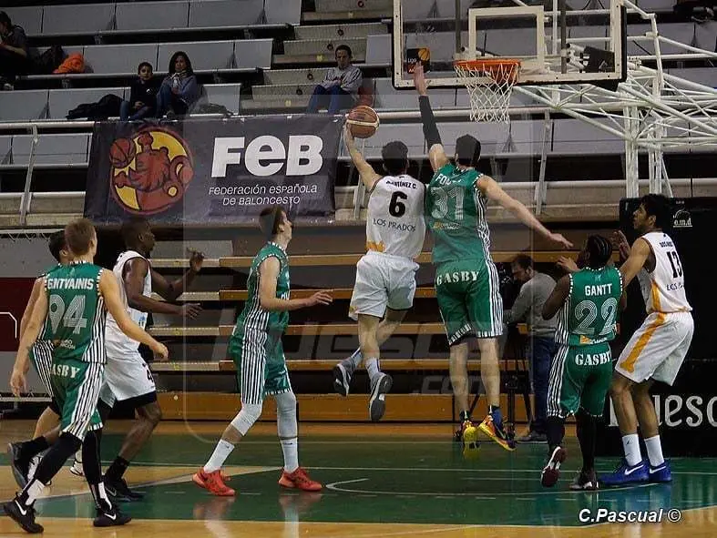 Tap&oacute;n de Albert Fontet a Carlos Mart&iacute;nez en el partido ante Oviedo / Foto: C.Pascual