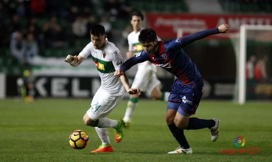 Melero persigue a un jugador del Elche, en el duelo de hace tres temporadas. | Foto: LFP