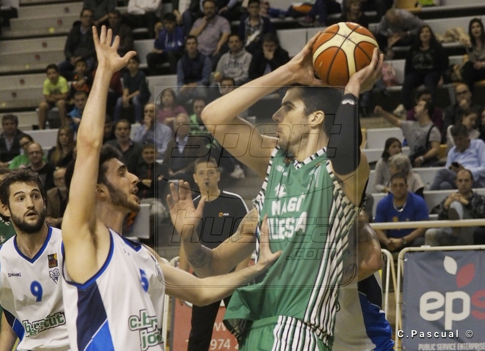 Fontet busca l&iacute;nea de pase ante la presi&oacute;n de Sergi Costa | Foto: C.Pascual