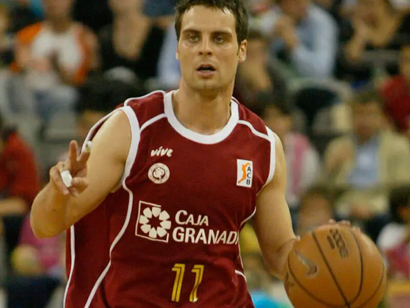 Nacho Ord&iacute;n con la camiseta del Granada | Foto: Gigantes.com