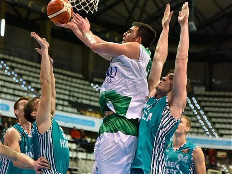 Alex Herrera firm&oacute; un doble doble con el que mantuvo a su equipo vivo | Foto: FEB