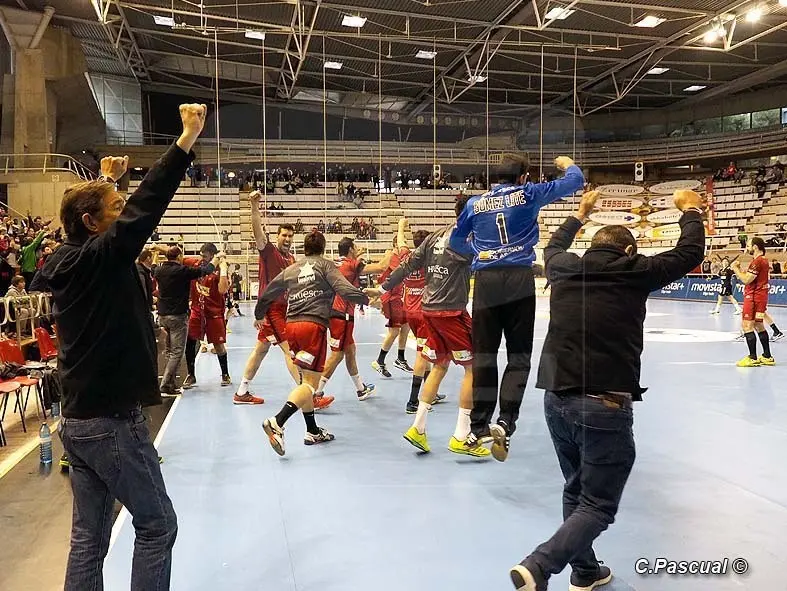 J&uacute;bilo del cuerpo t&eacute;cnico del Bada y jugadores tras certificar la victoria ante Le&oacute;n en la pasada campa&ntilde;a en el Palacio. Foto: C. Pascual