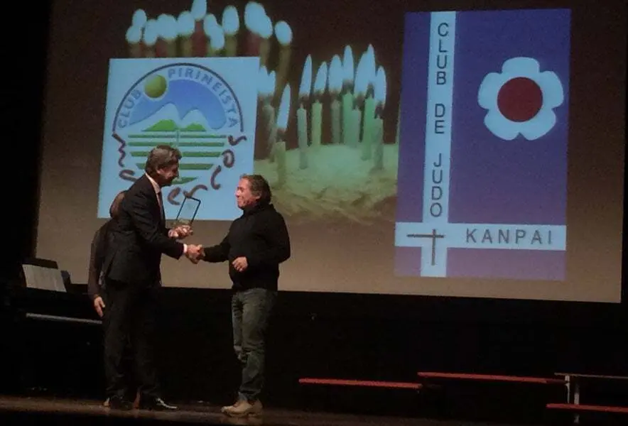 Luis Lardi&eacute;s, presidente del Club Pirine&iacute;sta Mayencos, recoge el premio por los 60 a&ntilde;os de la asociaci&oacute;n.