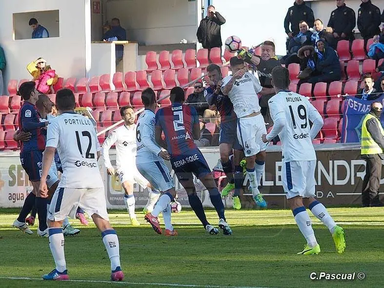 Los &uacute;ltimos tres tantos encajados por el Huesca han llegado a bal&oacute;n parado | Foto: C.Pascual