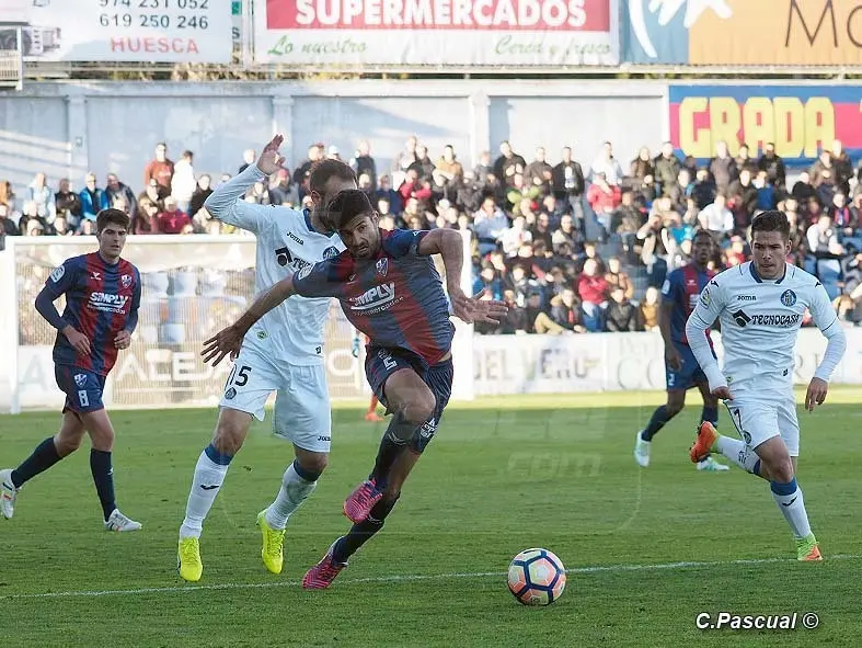 Aguilera (al frente) y Melero (al fondo) ser&aacute;n baja ante el Rayo Vallecano | Foto: C.Pascual