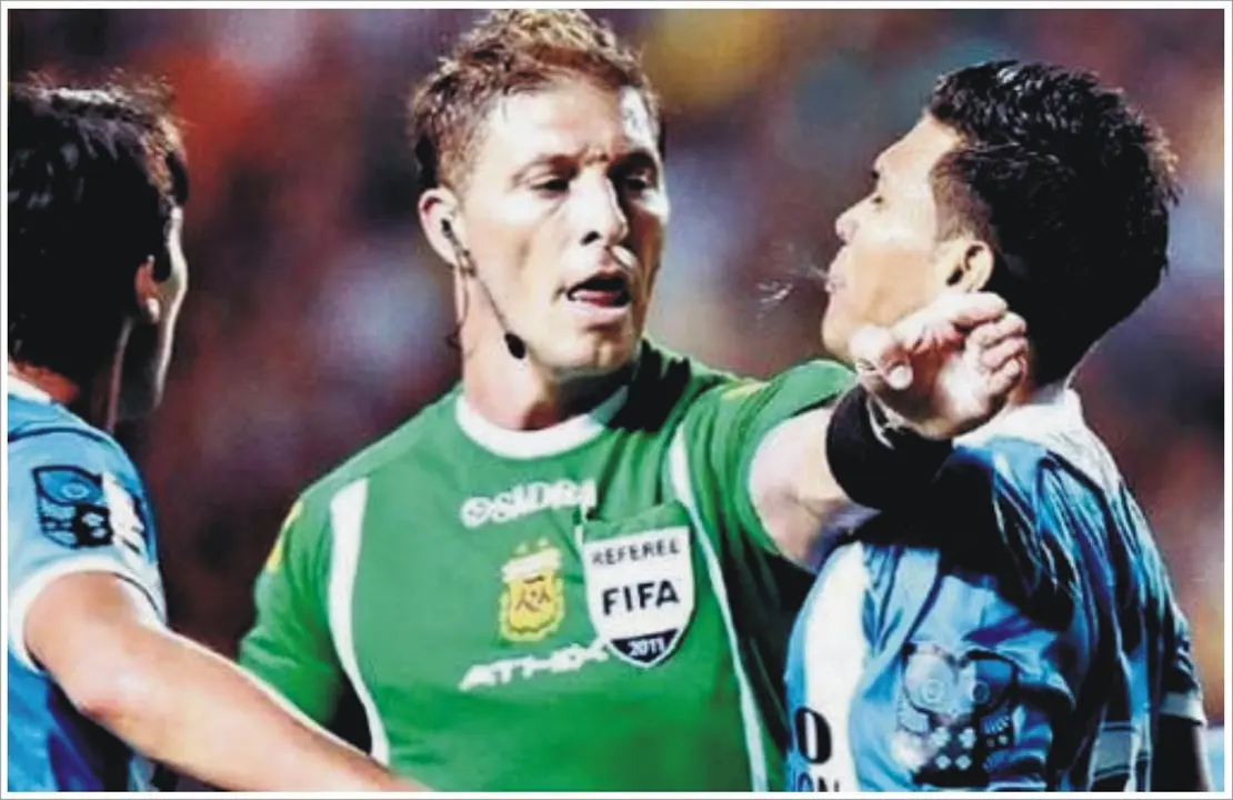 Un jugador escupe en la cara al &aacute;rbitro | Foto: taringa.net