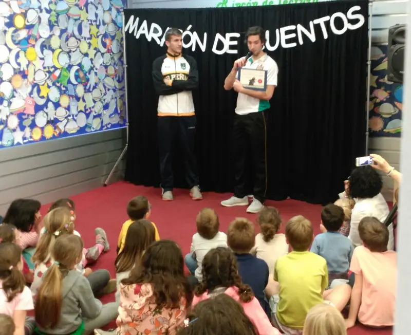 Jorge Lafuente y Mikel Motos con los ni&ntilde;os en la Biblioteca. 